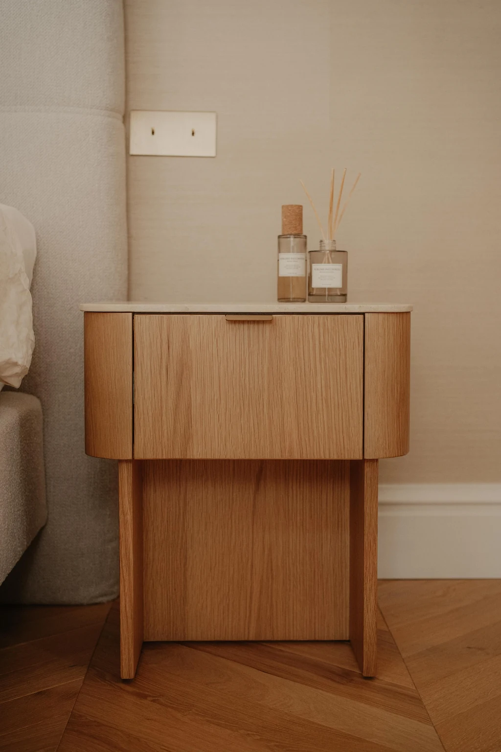 Eiken kast met afgeronde hoeken en zorgvuldig geselecteerde accessoires.